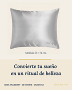 Funda de almohada de seda mulberry 25 momme color Espejo del Salar, medida queen 51 × 74 cm.
