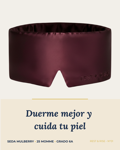 Antifaz de seda mulberry 25 momme color Carmenere, sobre fondo marfil.
