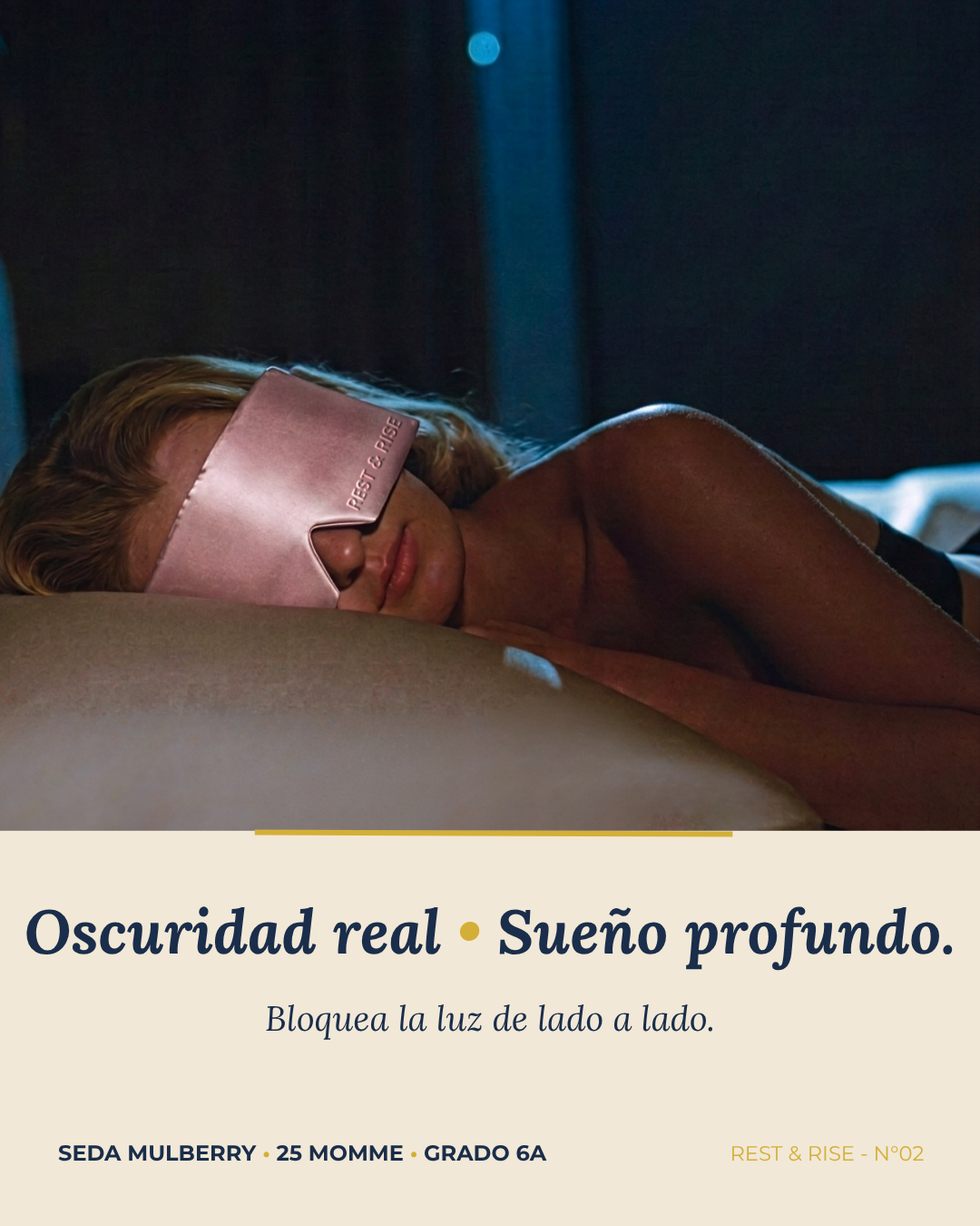 Mujer durmiendo con el antifaz de seda Rosa Atardecer: bloquea la luz de lado a lado.