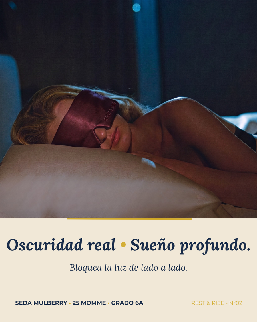 Mujer durmiendo con el antifaz de seda Carmenere: bloquea la luz de lado a lado.