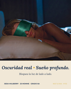 Mujer durmiendo con el antifaz de seda Bosque Valdiviano: bloquea la luz de lado a lado.