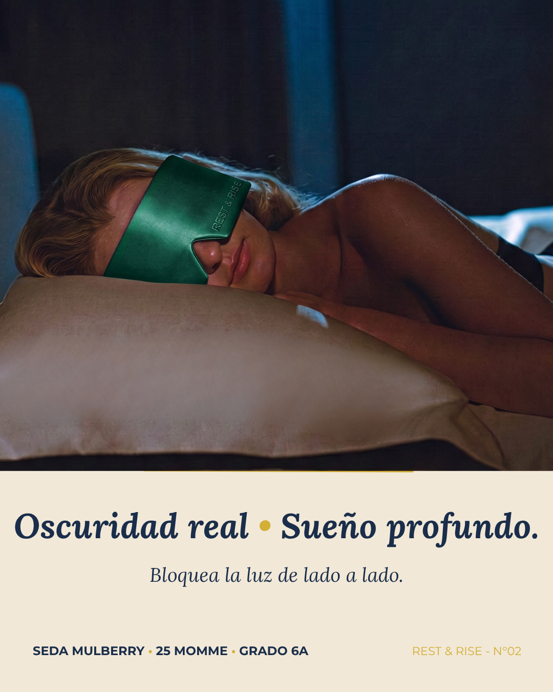 Mujer durmiendo con el antifaz de seda Bosque Valdiviano: bloquea la luz de lado a lado.