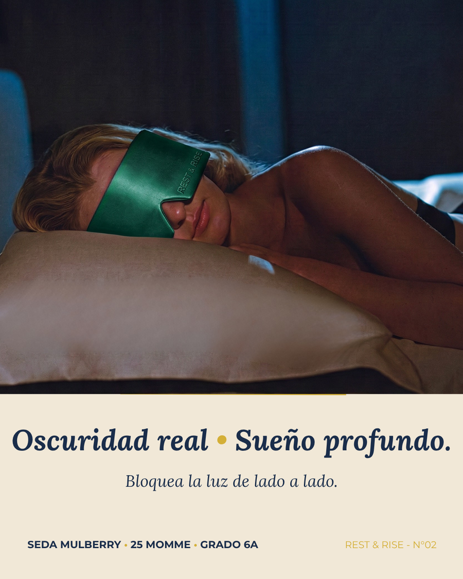 Mujer durmiendo con el antifaz de seda Bosque Valdiviano: bloquea la luz de lado a lado.