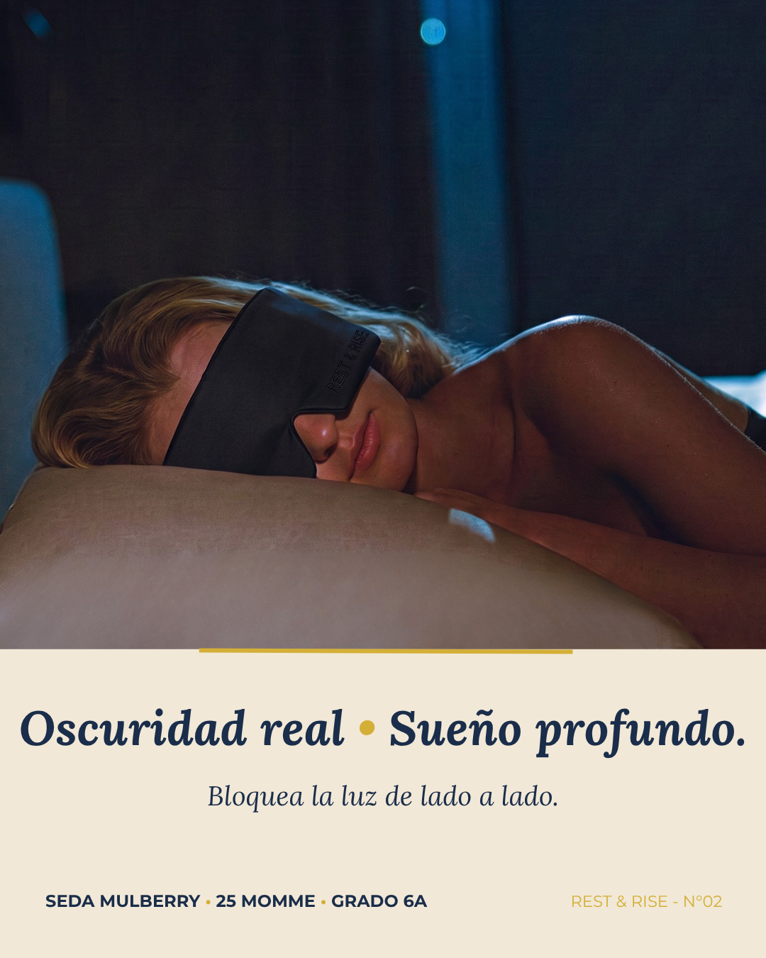 Mujer durmiendo con el antifaz de seda Noche Oscura: bloquea la luz de lado a lado.