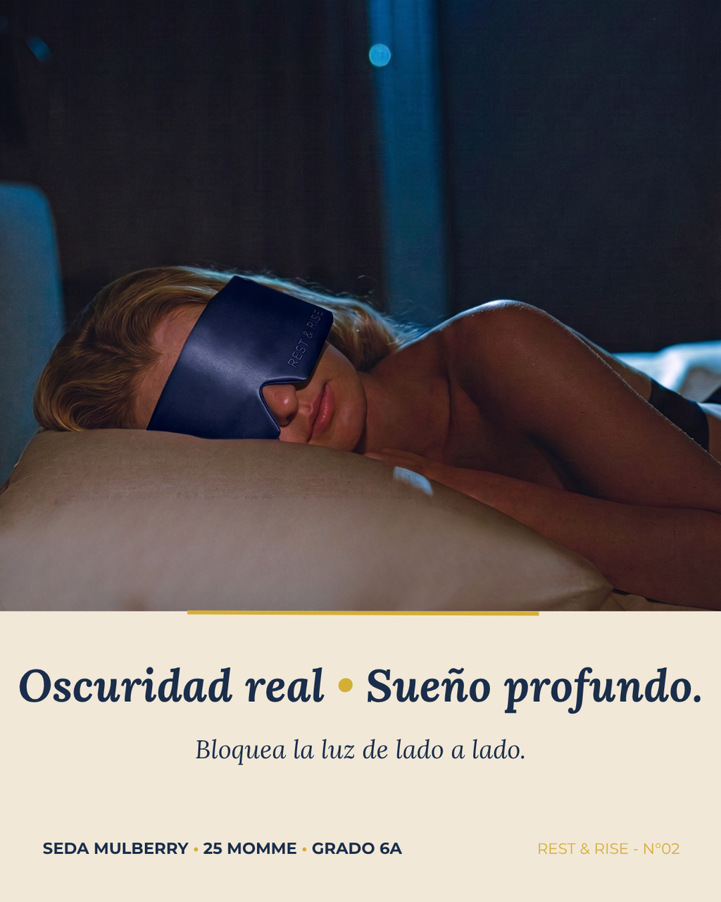 Mujer durmiendo con el antifaz de seda Mar Profundo: bloquea la luz de lado a lado.