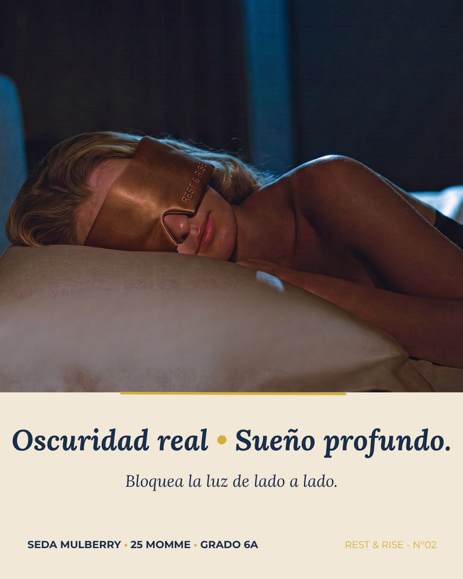 Mujer durmiendo con el antifaz de seda Cobre Atacama: bloquea la luz de lado a lado.