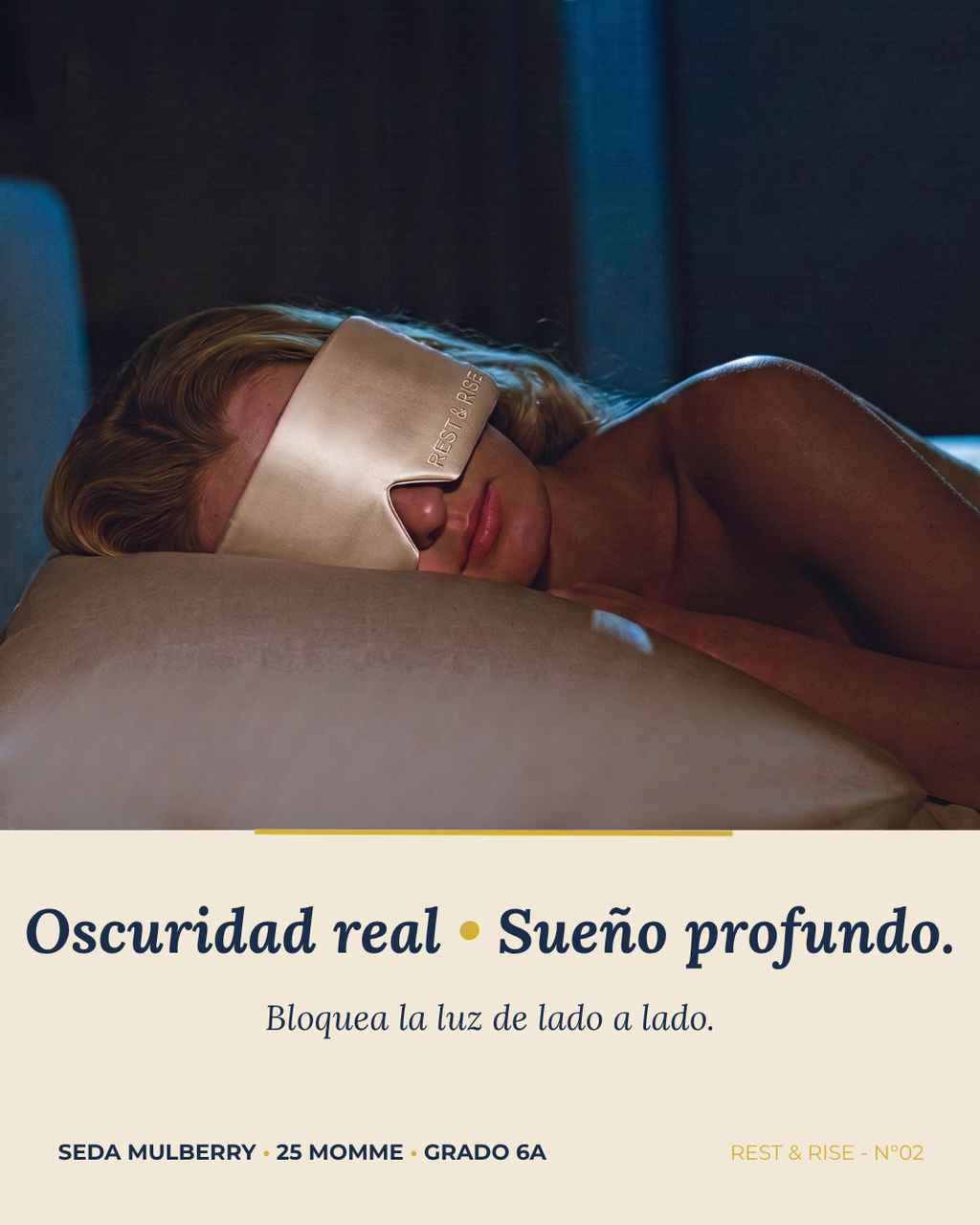 Mujer durmiendo con el antifaz de seda Arena del Desierto: bloquea la luz de lado a lado.