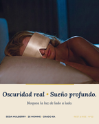 Mujer durmiendo con el antifaz de seda Arena del Desierto: bloquea la luz de lado a lado.
