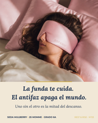 Mujer durmiendo con antifaz y funda de seda: la funda cuida tu piel y tu pelo, el antifaz bloquea la luz.