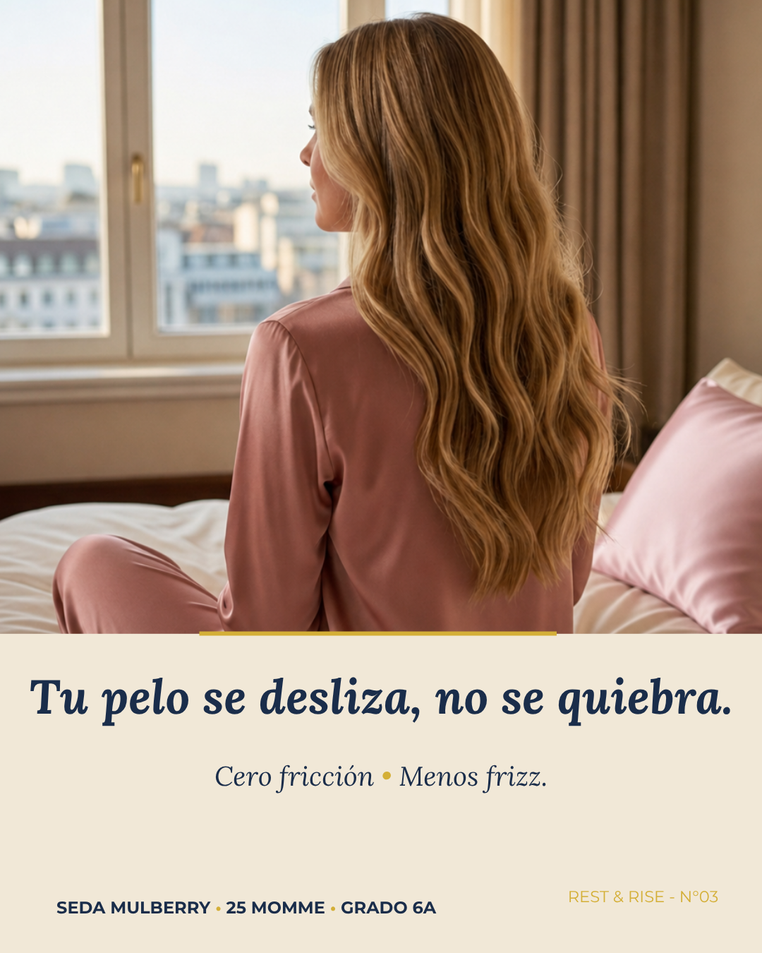 Mujer de pelo largo junto a la cama con funda de seda Rosa Atardecer: el pelo se desliza sobre la seda.
