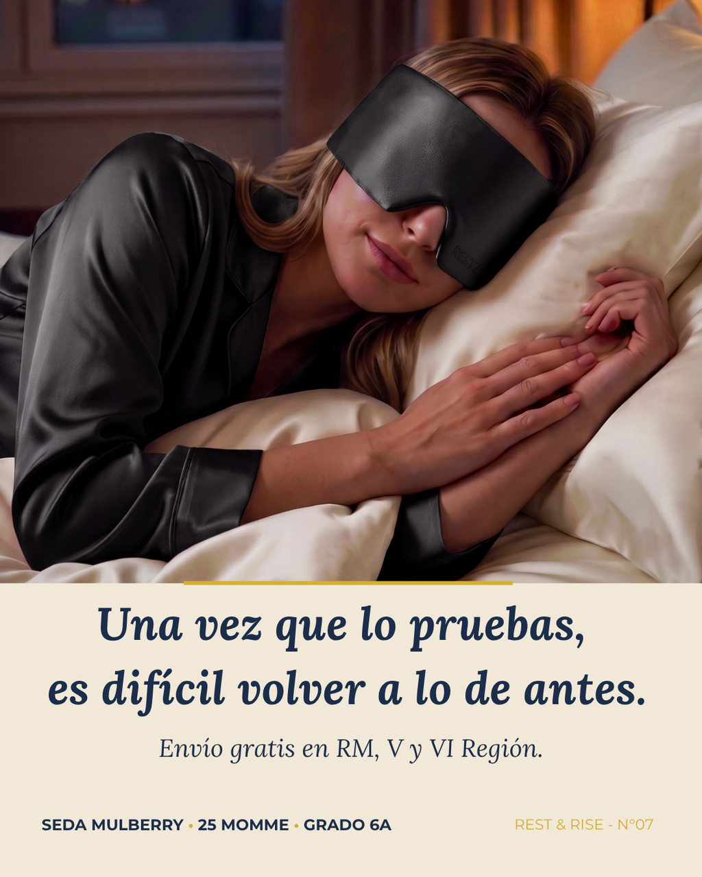 Mujer durmiendo de lado con el antifaz de seda Noche Oscura sobre almohada de seda. Envío gratis en RM, V y VI Región.