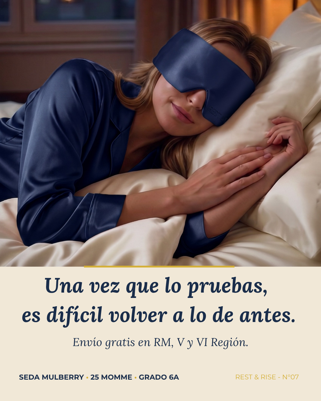 Mujer durmiendo de lado con el antifaz de seda Mar Profundo sobre almohada de seda. Envío gratis en RM, V y VI Región.