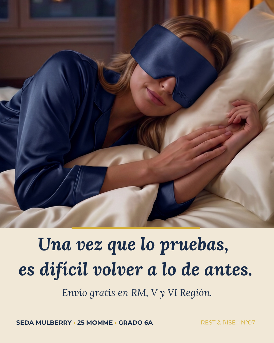 Mujer durmiendo de lado con el antifaz de seda Mar Profundo sobre almohada de seda. Envío gratis en RM, V y VI Región.
