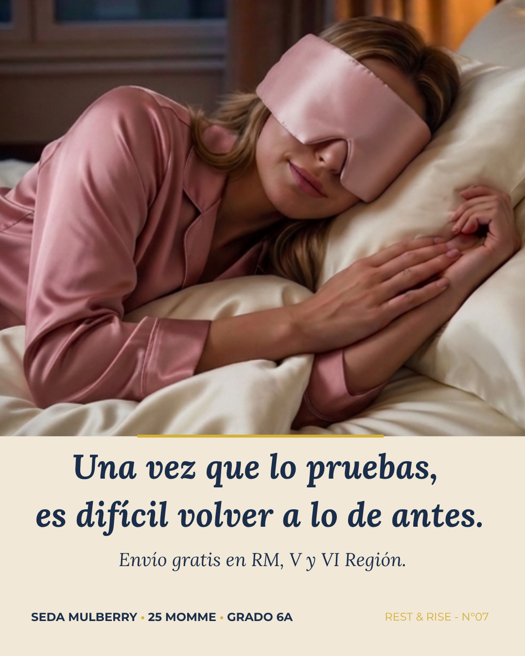Mujer durmiendo de lado con el antifaz de seda Rosa Atardecer sobre almohada de seda. Envío gratis en RM, V y VI Región.
