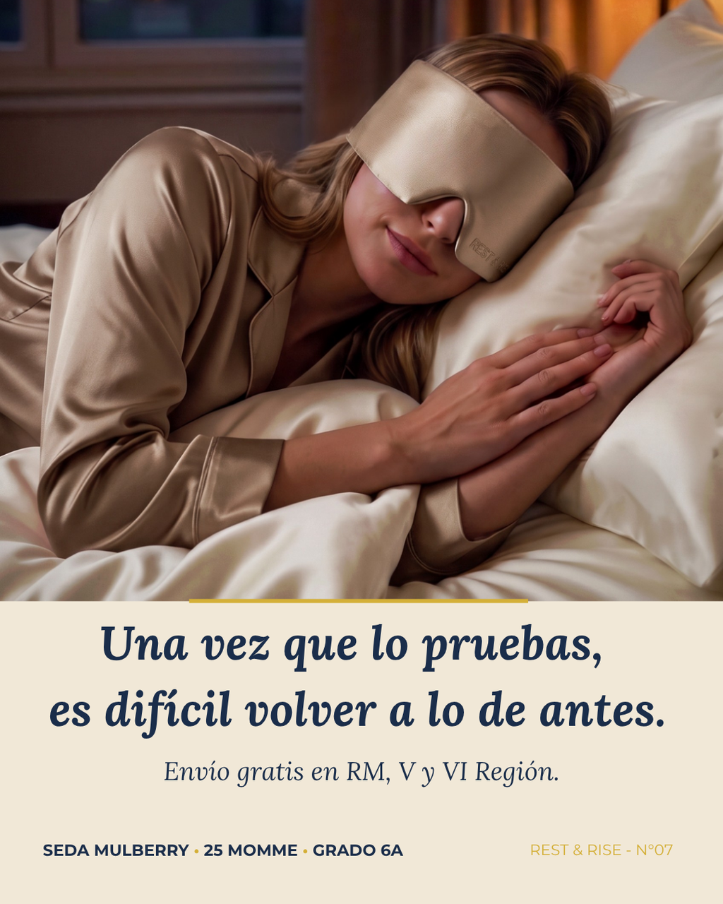 Mujer durmiendo de lado con el antifaz de seda Arena del Desierto sobre almohada de seda. Envío gratis en RM, V y VI Región.