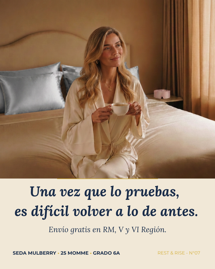 Mujer en la cama con funda de seda Espejo del Salar. Envío gratis en RM, V y VI Región.