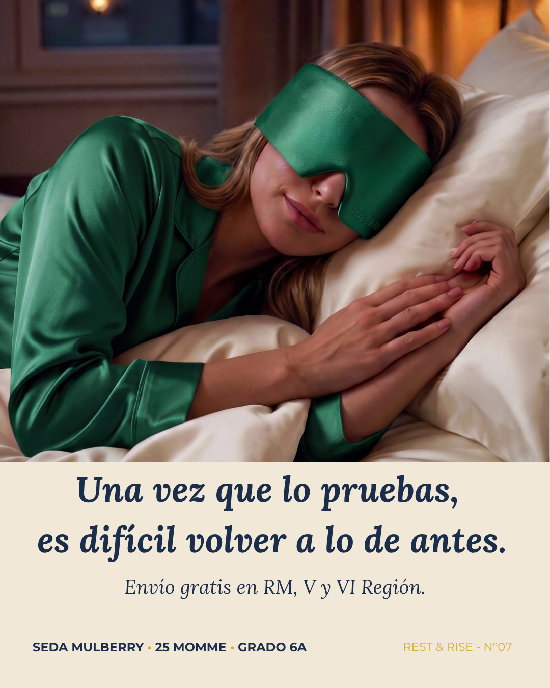 Mujer durmiendo de lado con el antifaz de seda Bosque Valdiviano sobre almohada de seda. Envío gratis en RM, V y VI Región.