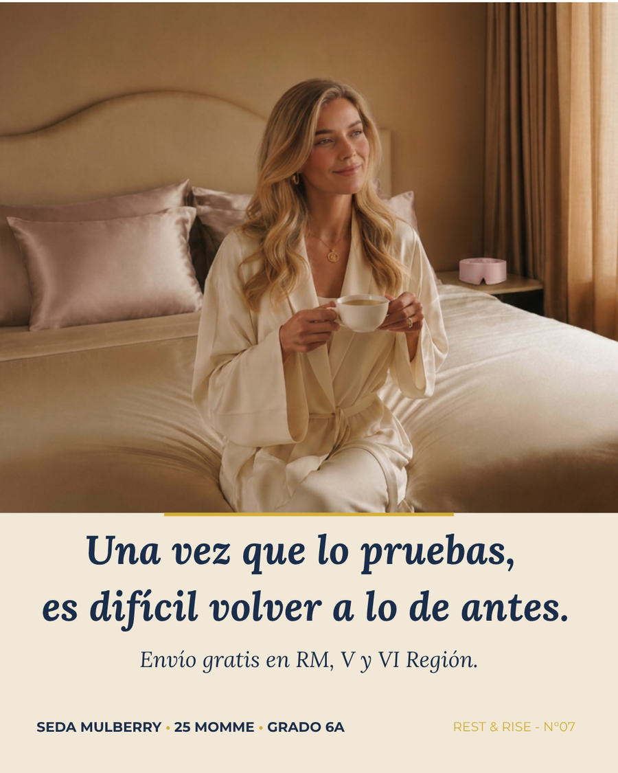 Mujer en la cama con funda de seda Aurora Austral. Envío gratis en RM, V y VI Región.