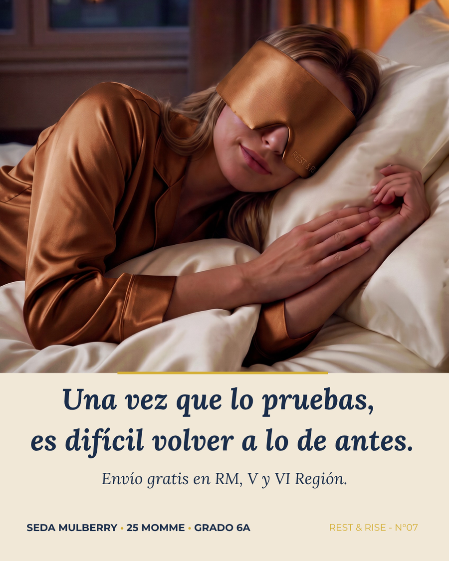 Mujer durmiendo de lado con el antifaz de seda Cobre Atacama sobre almohada de seda. Envío gratis en RM, V y VI Región.