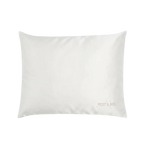 Funda de almohada de seda Niebla Andina sobre fondo blanco, con «Rest & Rise» bordado en dorado.