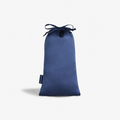 Funda de seda azul para guardar el antifaz, con cierre de cinta y el sello Rest & Rise.