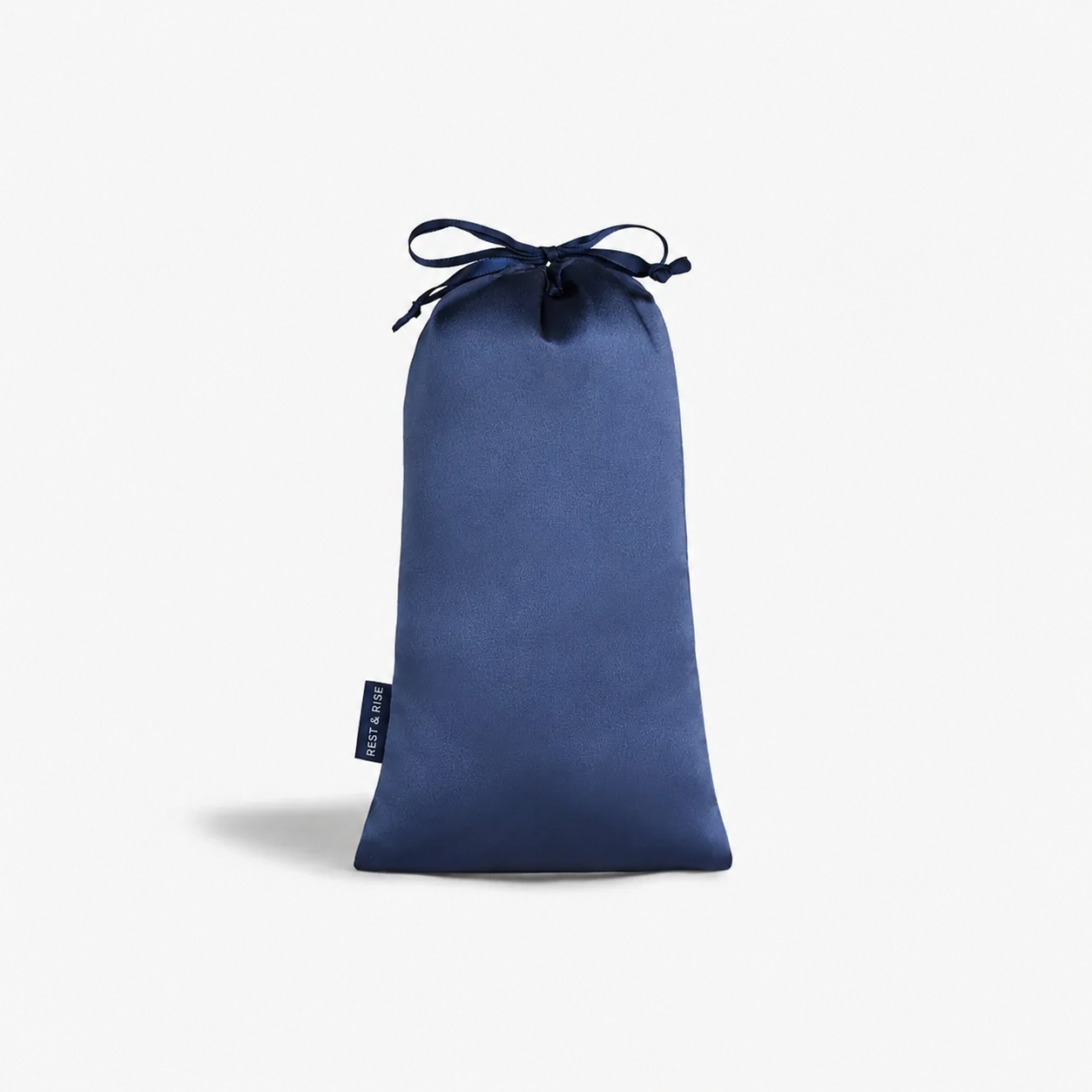 Funda de seda azul para guardar el antifaz, con cierre de cinta y el sello Rest & Rise.