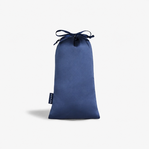 Funda de seda azul para guardar el antifaz, con cierre de cinta y el sello Rest & Rise.